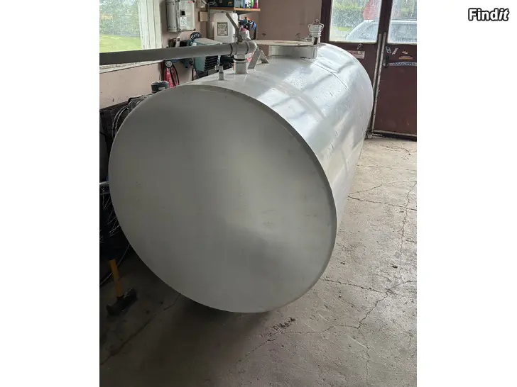 Säljes 2500 liters bränsle tank