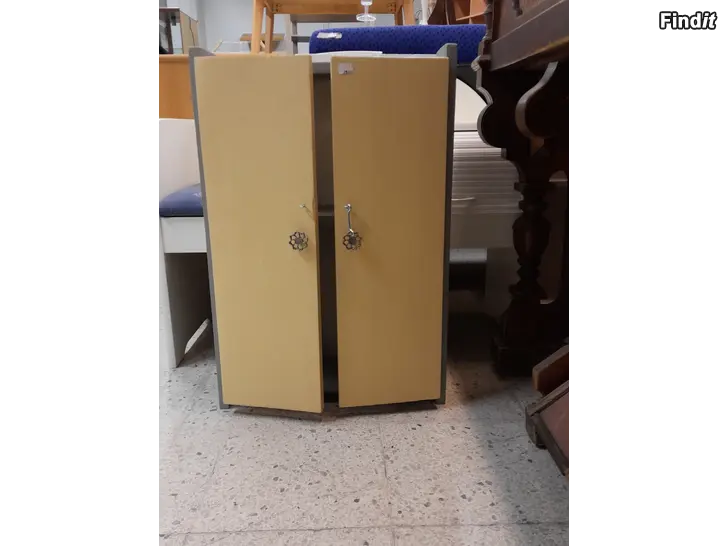 Säljes Skåp med två hyllor