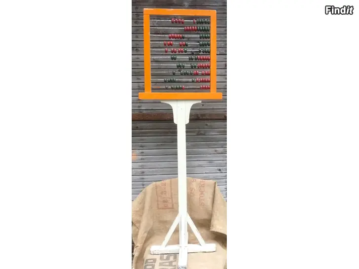 Myydään Vintage jalallinen helmitaulu