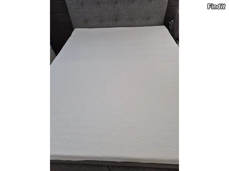 Säljes Bäddmadrass 160x200x8 cm. Bäddmadrassen är ett felköp till båten
