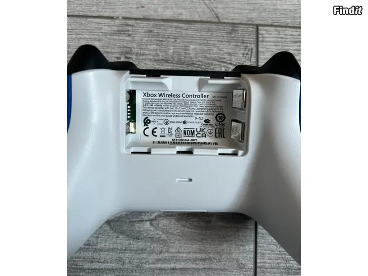 Myydään Xbox ohjain sininen
