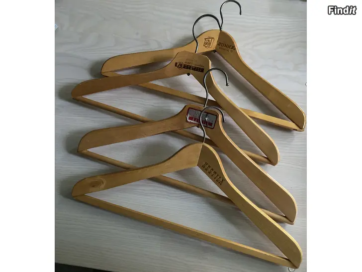 Myydään Loput retro puiset vaateripustimet