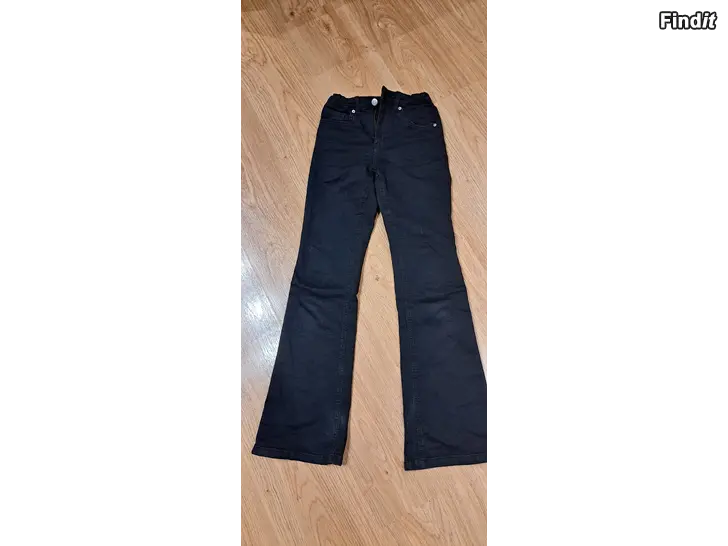 Myydään Jeansbyxor till tjej