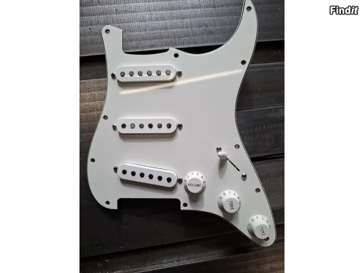 Säljes USA Fender Stratocaster 1991-92 kmplett plektrumskydd med elektronik