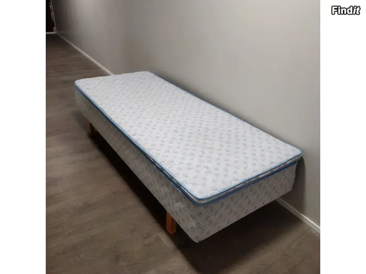 Säljes Säng med bäddmadrass