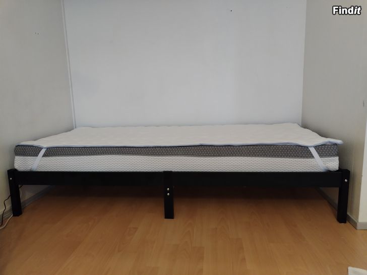 Säljes Säng 90x200 cm, madrass och madrasskydd
