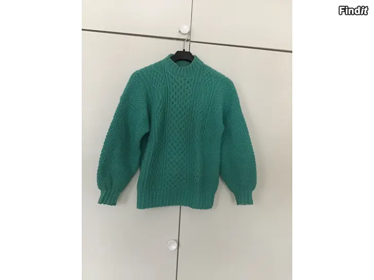 Säljes En varm och fin handstickade tröja