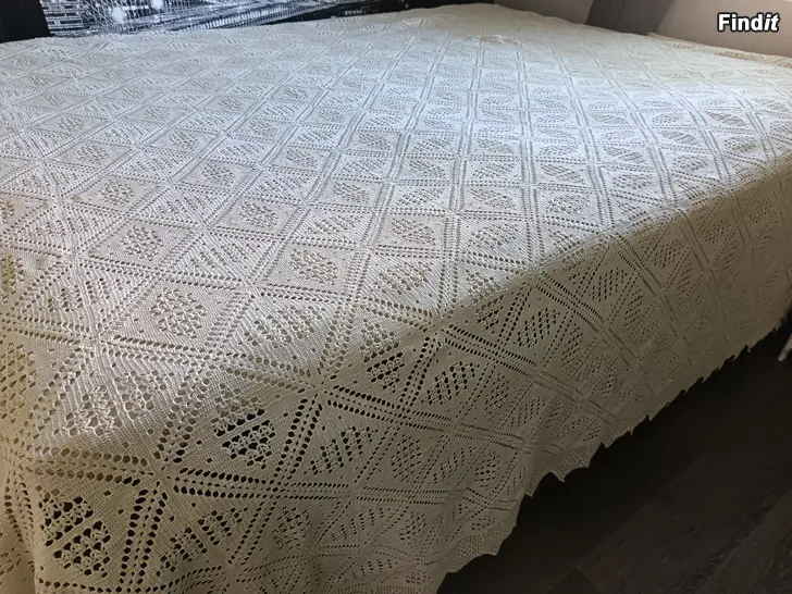 Säljes Virkattu sängynpeitto
