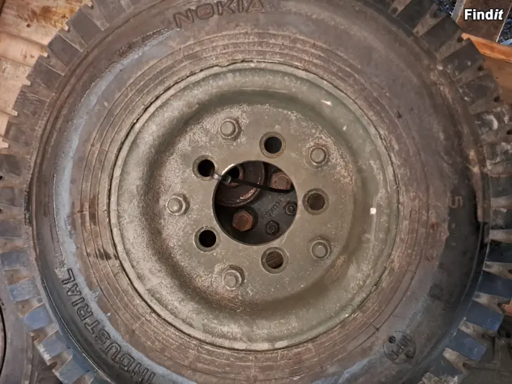 Myydään Umpikumi renkaita vanteilla