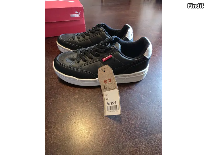 Säljes Nya levis skor st 30