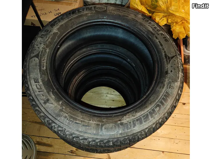 Myydään 205/60R16 Michelin X-Ice Kitkarenkaat