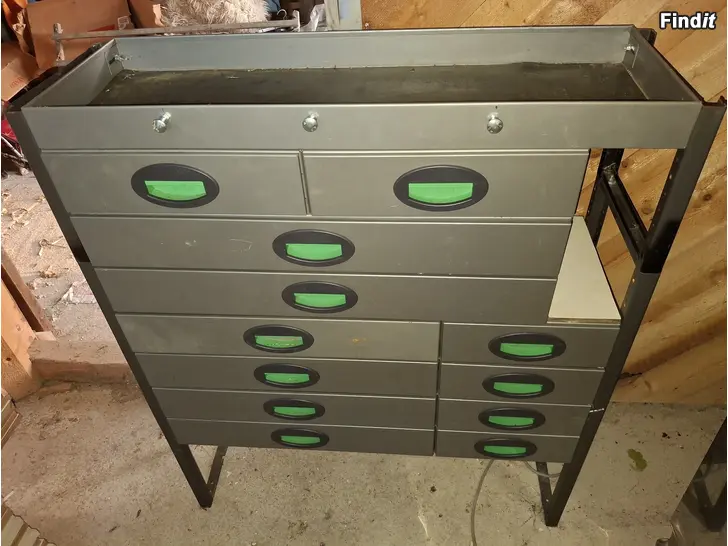 Säljes Vetolaatikosto pakettiautoon