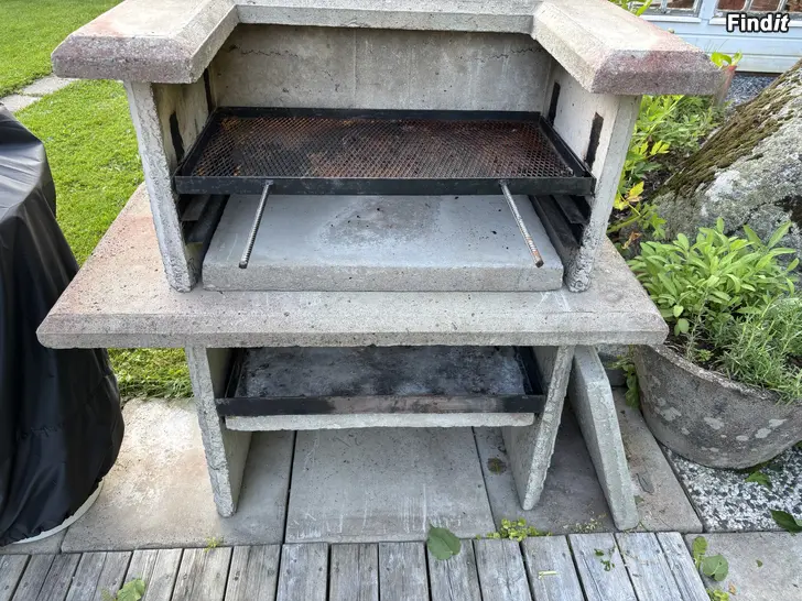 Säljes Ved/kol grill, snygg till uteköket