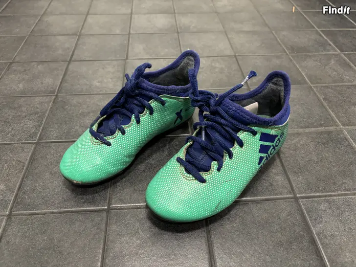 Säljes Adidas fotbollsskor storlek 30