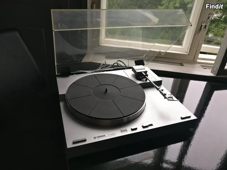 Säljes YAMAHA P550 direktdriven och helautomatisk skivspelare