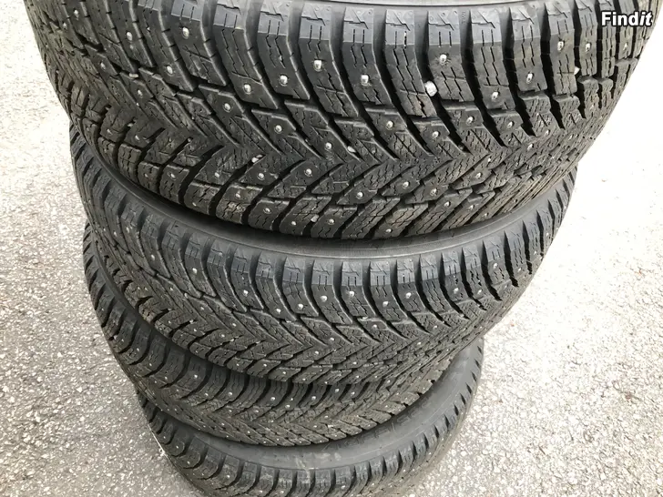 Myydään 225/55R17 Nokian 10 nastarenkaat 4 kpl