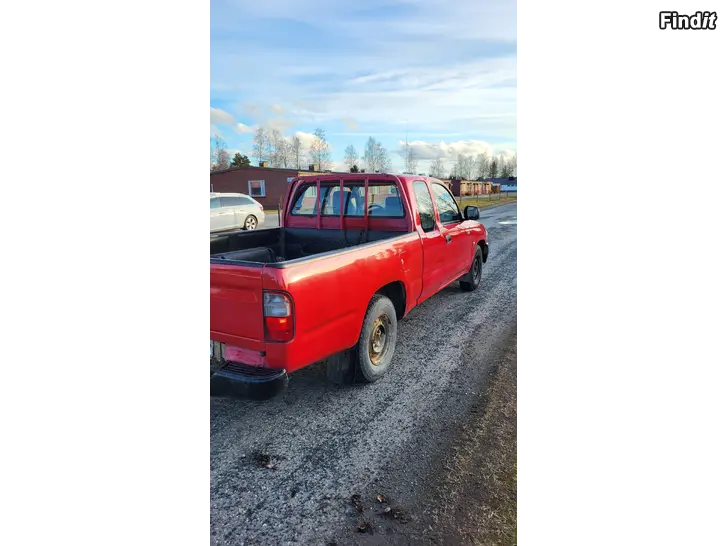 Myydään Nyt toyota hiluxi diseli vuosi 02 ajettu 23000