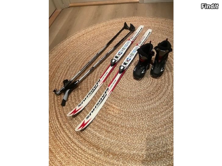 Säljes RESERVERAD. Skidpaket för barn, 110 cm skidor
