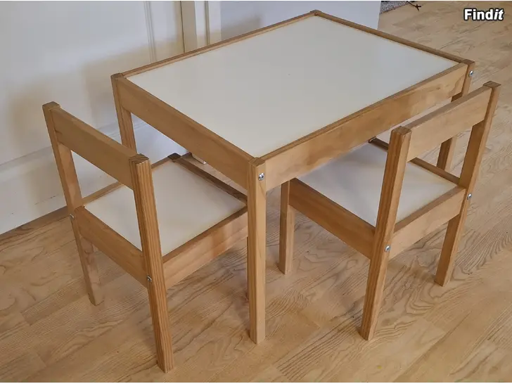 Säljes IKEA Lätt Barnbord + 2 stolar