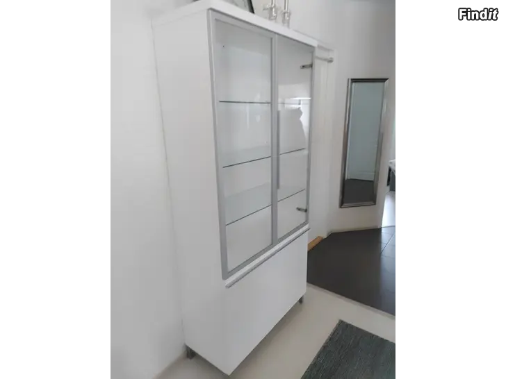 Myydään Lasivitriini