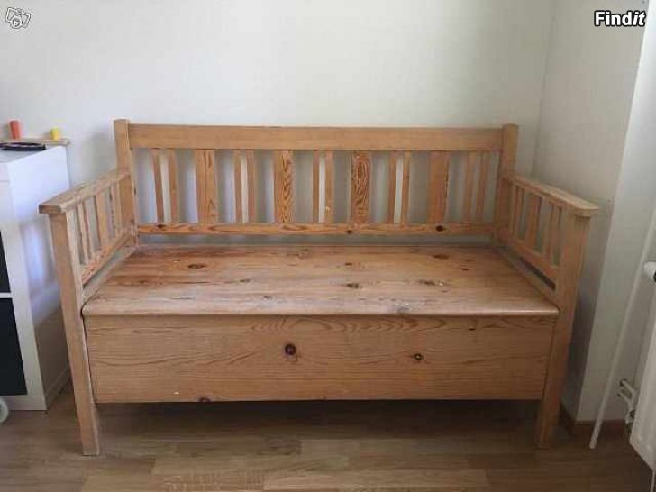 Köpes Efterlyser en liten köksoffa/träbänk