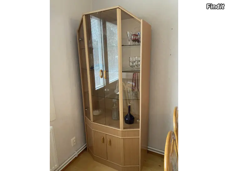 Säljes Kirjahylly, tv-taso, sivupöytä ja 2 vitriiniä