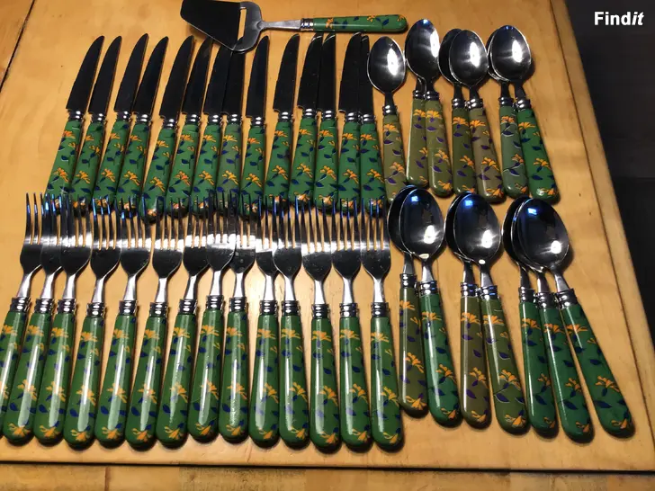 Säljes Bestick i grönt 43 delar