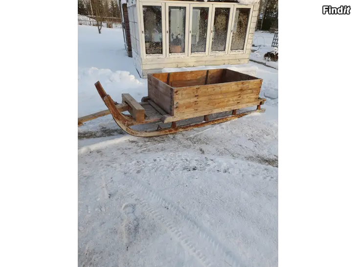 Myydään Hästsläde med låda och dragkrok, t.ex. För fyrhjuling