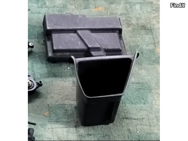 Myydään Tavaratilan laatikko akkukotelonkanssi