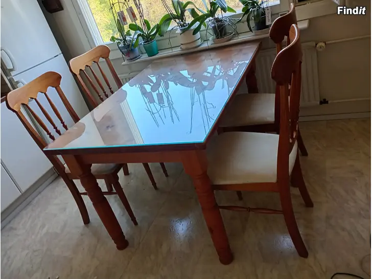 Myydään Standing träbord + 4 stol + låda att lägga saker i