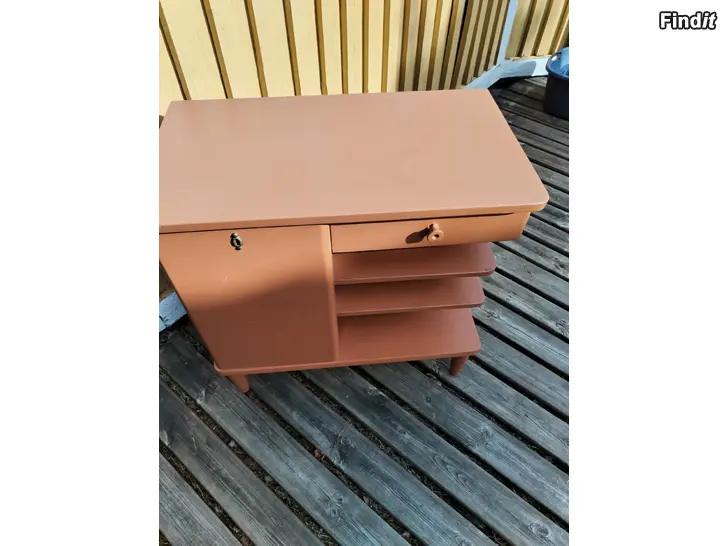 Myydään PYÖREÄKULMAINEN RETROLIPASTO