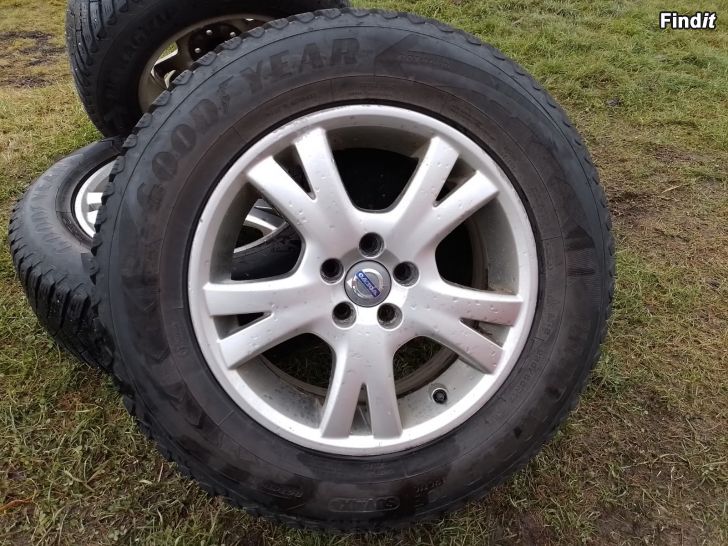 Säljes Volvo Original Däck och fälgar 235/65 R17