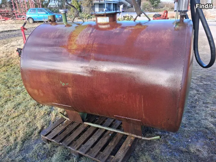 Myydään Brännoljetank 1400 Liter. Med fungerande handpump