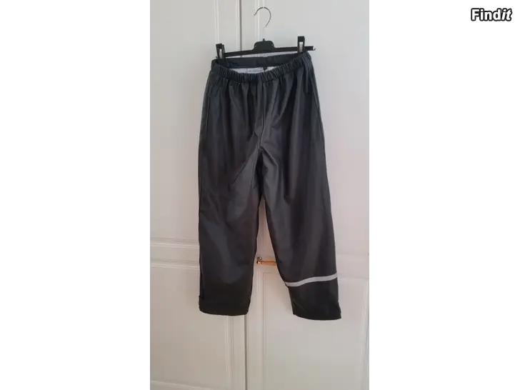 Myydään HC Outwear mustat sadehousut koko 130  -hinta 8e