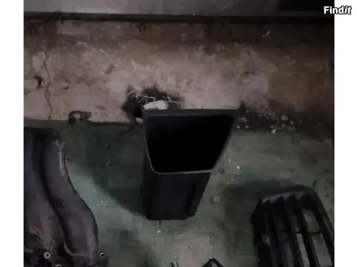 Säljes Takakonttiin laatikko jäähdyttimen letku akkukotelonkanssi