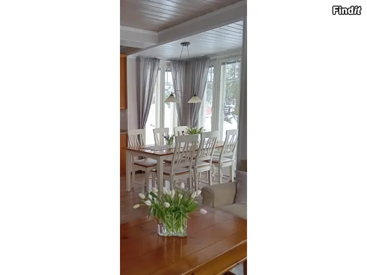 Säljes Matsalsbord + 6 tillhörande stolar