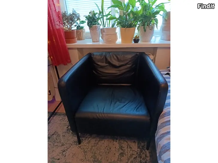 Myydään Nice black leather chair for people who likes to relax and read a book