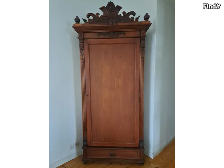 Säljes Vackert antikt hörnskåp
