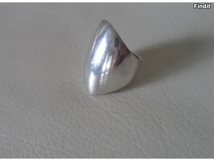 Myydään Kalevala Elegant Hopeasormus 22,5g koko 18