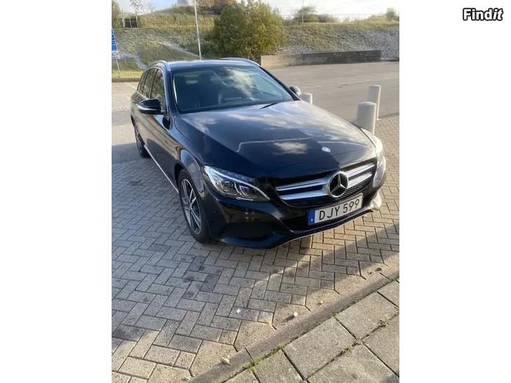 Säljes Mercedes 220 C   Diesel   Drag  Nya sommar däck  Bränsle,snål