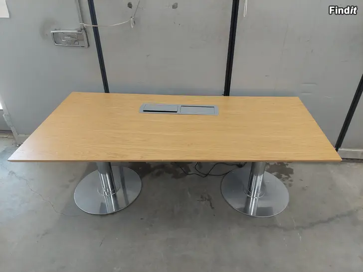 Säljes Kontorsbord 88/98 x 195cm