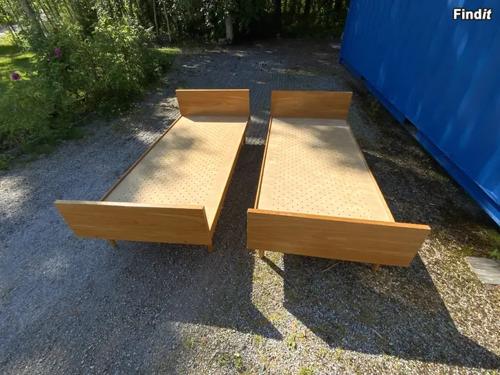 Säljes Fina sängar i klassisk design. Stabila och väl konstruerade i ek