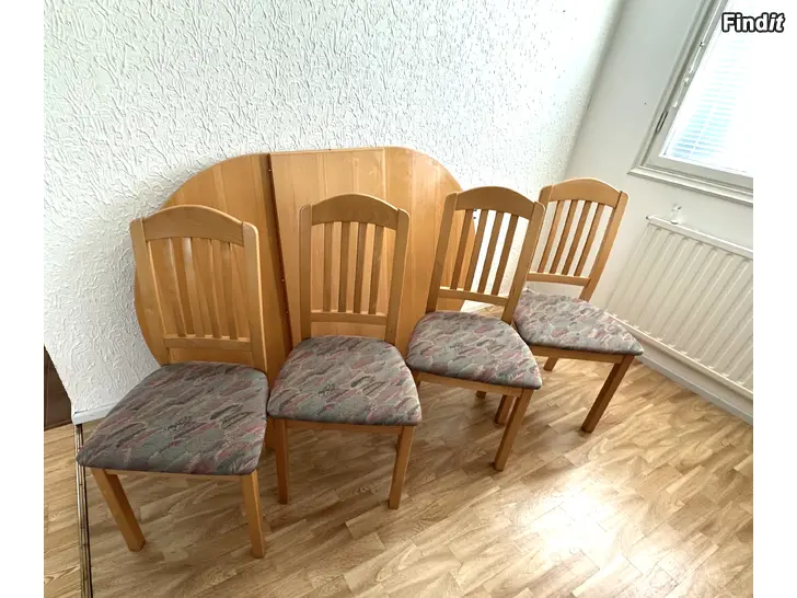 Säljes BORD I MASSIVT TRÄ + 4 STOLAR