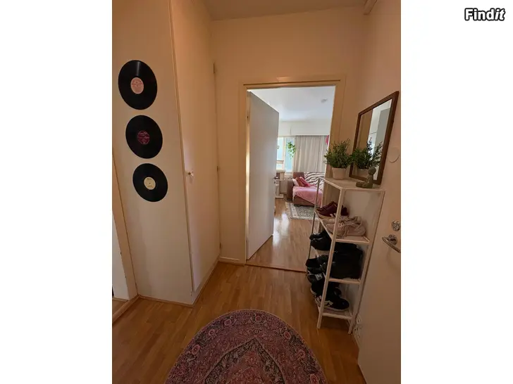 Uthyres Tvårummare med inglasad balkong i centrum