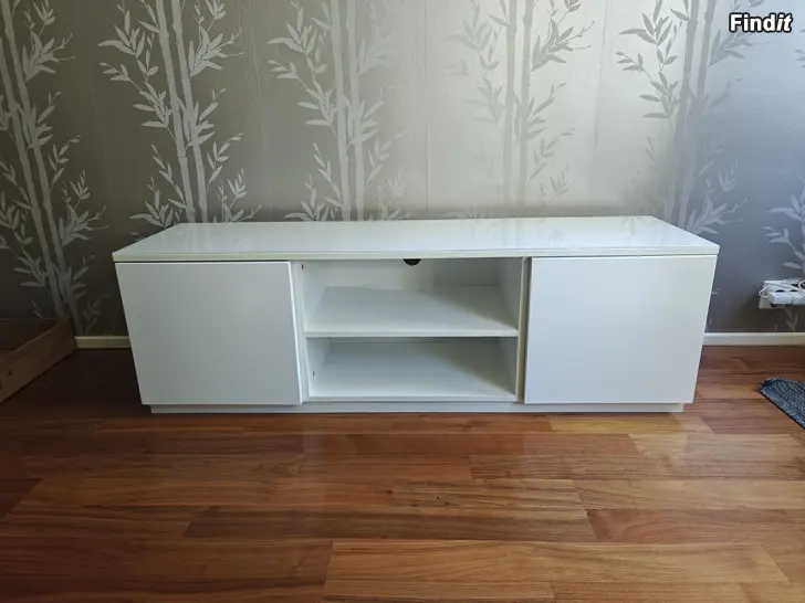 Myydään Tv-bänk