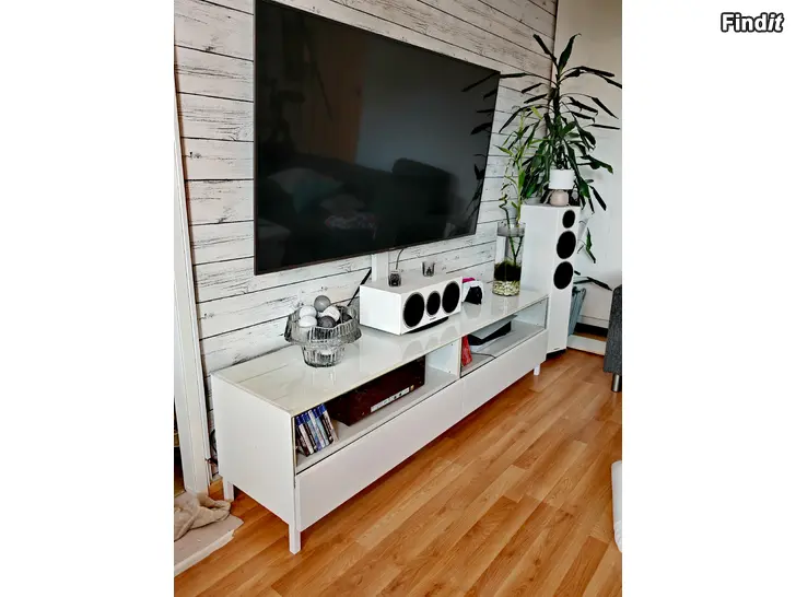 Myydään Tv taso lasikannella