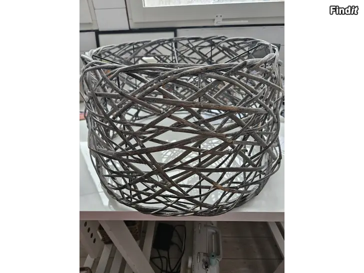 Myydään Lampskärm i trä