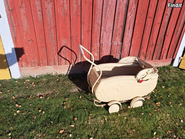 Säljes Gammal barnvagn