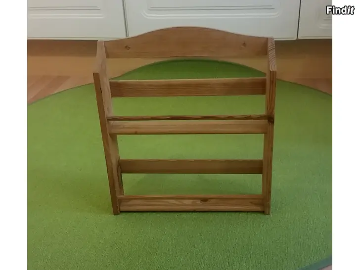 Myydään Maustehylly pieni mänty leveys 28cm  -hinta 5e
