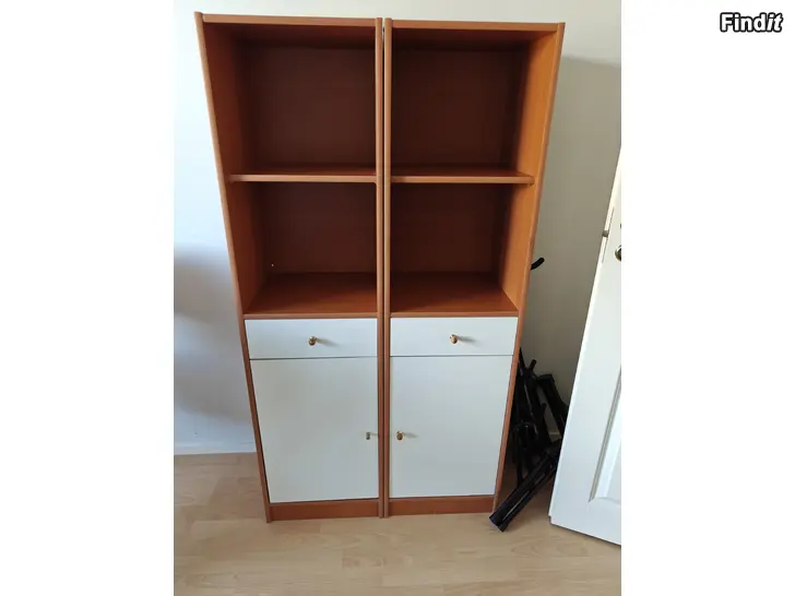Säljes Liten bokhylla/ skåp